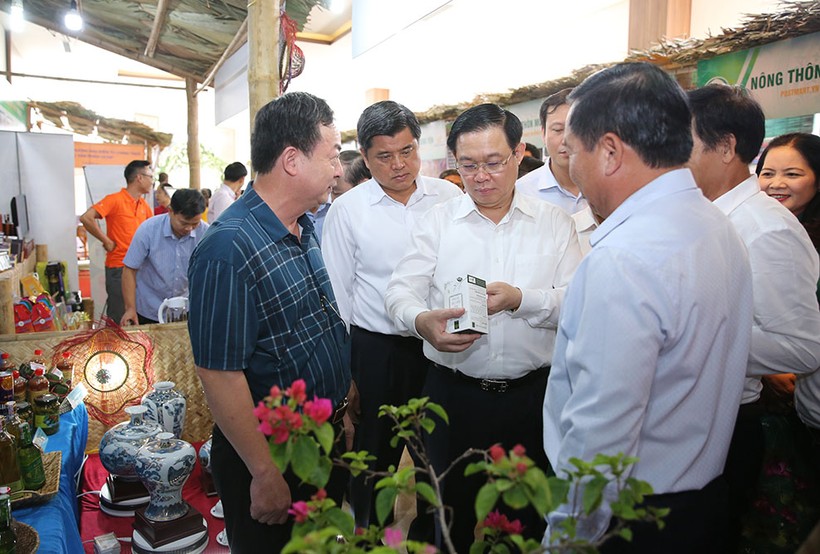 Phó Thủ tướng Vương Đình Huệ cùng các đại biểu tham quan, nghe giới thiệu sản phẩm các địa phương