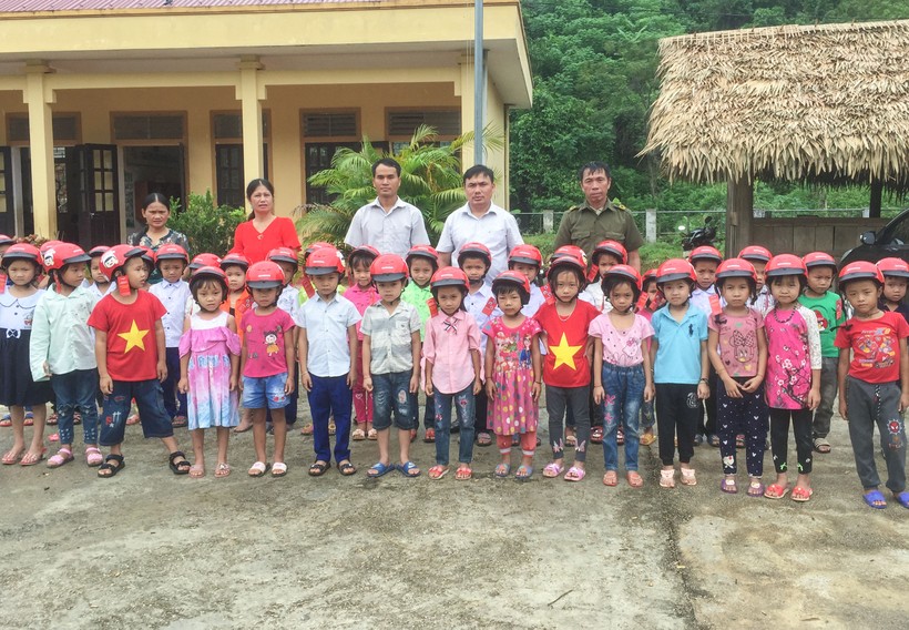 Các em học sinh điểm bản Mường Piệt - Trường Tiểu học Thông Thụ 1, huyện Quế Phong, Nghệ An nhận mũ bảo hiểm