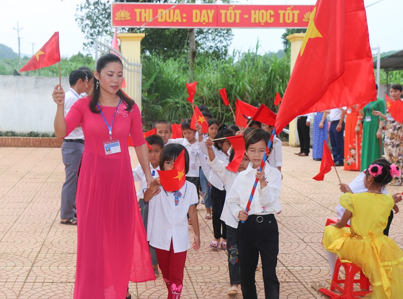 Cô trò Trường Tiểu học Thạch Ngàn 2 (huyện Con Cuông, Nghệ An) tập nghi thức chuẩn bị cho lễ khai giảng năm học 2019 - 2020.