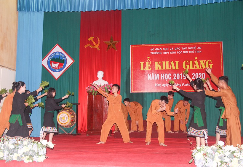 Học sinh Trường THPT Dân tộc nội trú Nghệ An dựng lại Lễ hội "Tiếng sấm đầu mùa" của tộc người Ơ Đu.