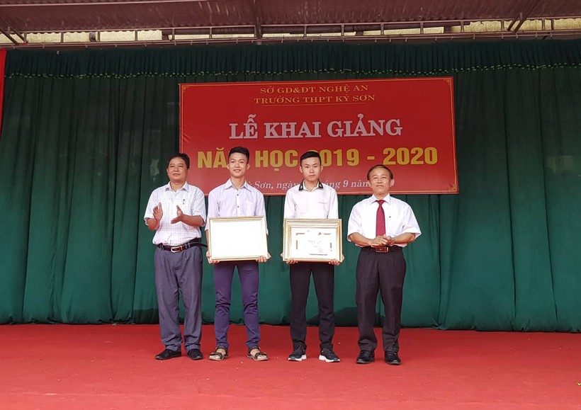 Ban giám hiệu Trường THPT Kỳ Sơn trao giấy khen của GĐ Sở GD&ĐT cho 2 học sinh Lương Thế Mạnh và Lương Văn Đức.