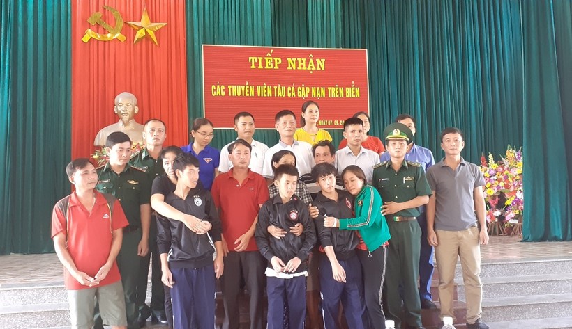 Các ngư dân trẻ tuổi trở về trong vòng tay người thân sau tai nạn chìm tàu tại Quảng Bình ngày 5/9.