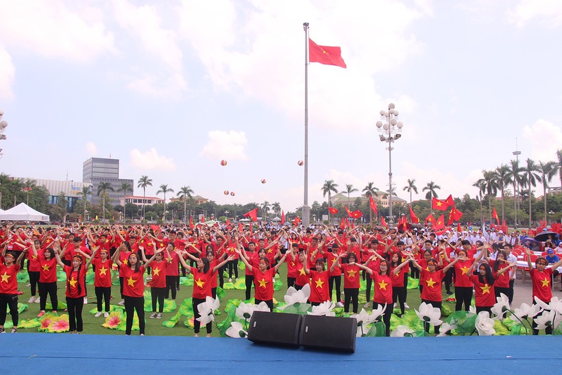 Các bạn học sinh tại đầu cầu Nghệ An chuẩn bị màn nhảy flashmob ấn tượng trước khi Chung kết Đường lên đỉnh Olympia 2019 chính thức bắt đầu