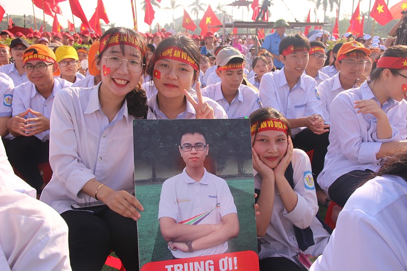 Các bạn học sinh tập trung tại Quảng trường Hồ Chí Minh cổ vũ cho    Trần Thế Trung.