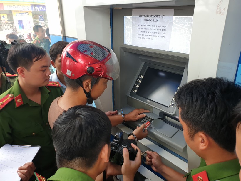Nhóm đối tượng Trung Quốc đánh cắp dữ liệu sau đó làm thẻ ATM giả để rút trộm tiền