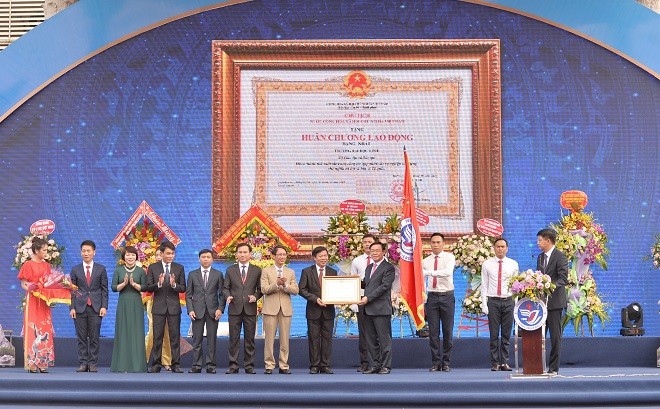 Trường ĐH Vinh đón nhận Huân chương Lao động hạng Nhất nhân dịp kỷ niệm 60 năm thành lập trường