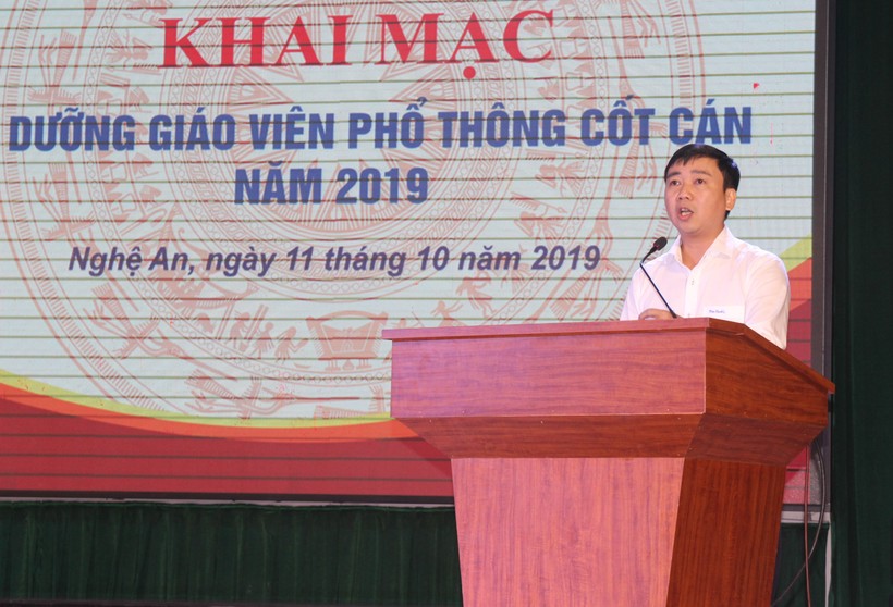 TS. Nguyễn Ngọc Hiền - Phó Hiệu trưởng Trường Đại học Vinh phát biểu tại lễ khai mạc bồi dưỡng giáo viên phổ thông cốt cán năm 2019.