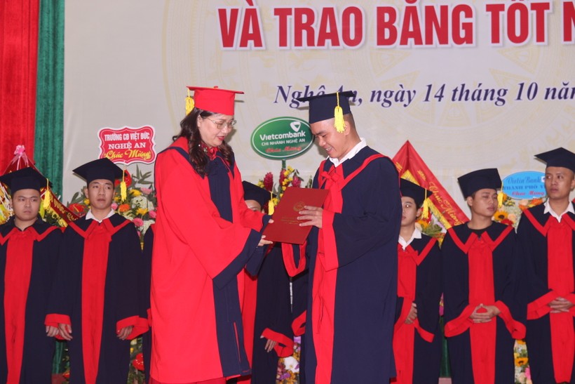 PGS.TS. Hoàng Thị Minh Phương - Hiệu trưởng Trường ĐH SPKT Vinh trao bằng kỹ sư, cử nhân cho sinh viên tốt nghiệp.