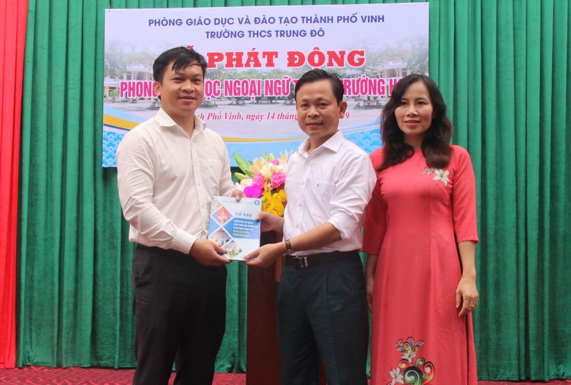 Ông Doãn Hồng Hà - Phó Vụ trưởng Vụ GDCT và Công tác HSSV trao quà cho Trường THCS Trung Đô, TP Vinh, Nghệ an