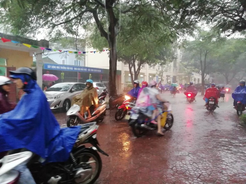 Mưa lớn kéo dài liên tục từ này 15 - 16/10 tại Nghệ An, phụ huynh đội mưa đưa con đến trường.