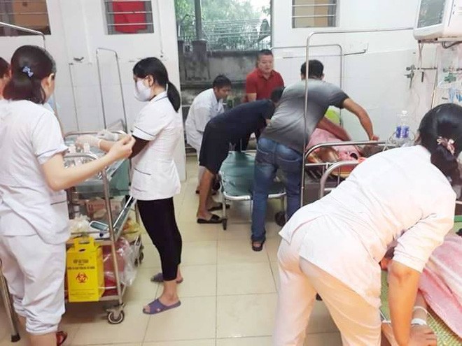 Nhóm nữ sinh bị sét đánh được người dân đưa đến cấp cứu tại trung tâm y tế.