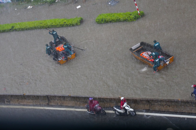 Hầu hết các tuyến đường lớn nhỏ ngập trong nước, TP Vinh (Nghệ An) phải huy động xuồng cứu trợ. Ảnh: Lê Thắng.