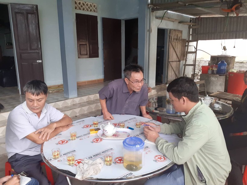 Một gia đình mất liên lạc với con đi Anh ở huyện Yên Thành, Nghệ An cung cấp thông tin cho đại diện chính quyền địa phương