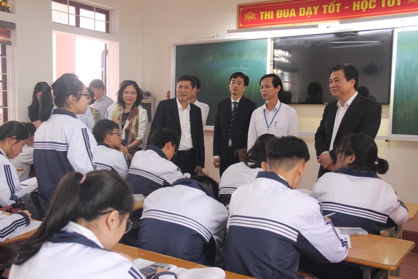 Thứ trưởng Bộ GD&ĐT Nguyễn Hữu Độ thăm và trò chuyện với học sinh Trường THPT Huỳnh Thúc Kháng (TP Vinh, Nghệ An)