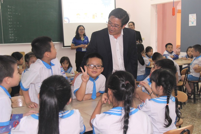 Ông Thái Văn Tài - Vụ trưởng Vụ Giáo dục Tiểu học, Bộ GD&ĐT thăm lớp học STEM tại Trường Tiểu học Lê Mao, TP Vinh, Nghệ An