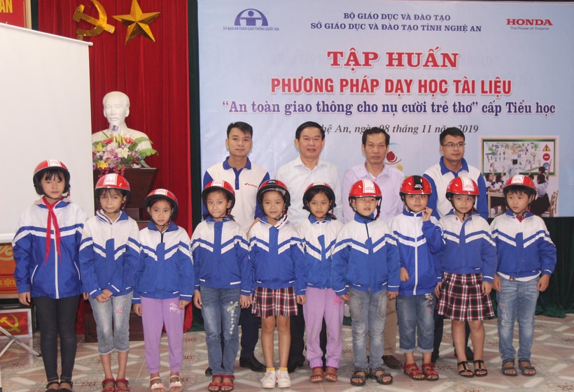Tặng mũ bảo hiểm cho học sinh Tiểu học tại thị xã Cửa Lò, Nghệ An