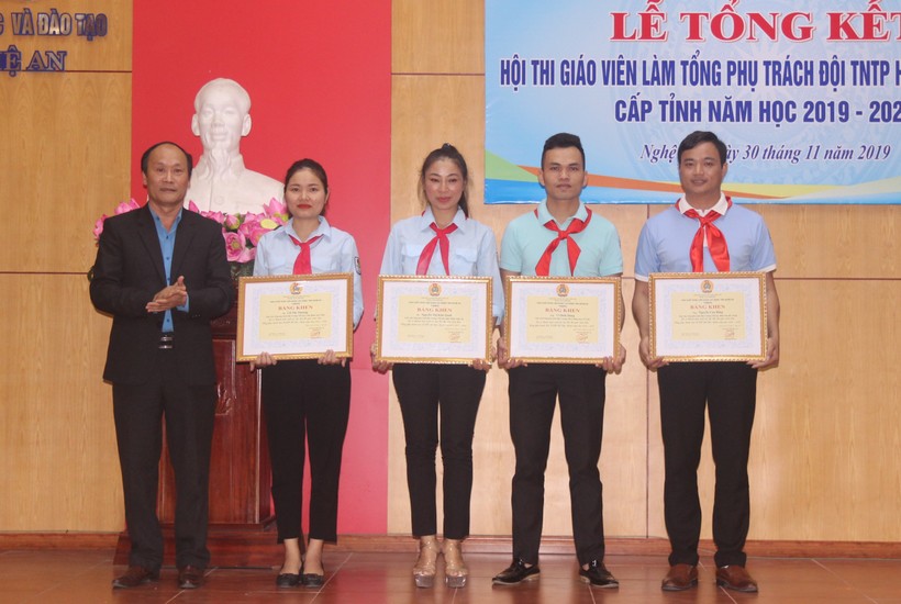 4 giáo viên - Tổng phụ trách Đội xuất sắc nhất hội thi nhận bằng khen của Liên đoàn Lao động tỉnh Nghệ An.