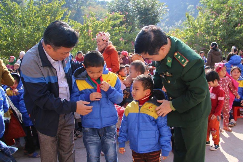 Tặng áo ấm cho học sinh xã vùng cao Mỹ Lý, huyện Kỳ Sơn, Nghệ An