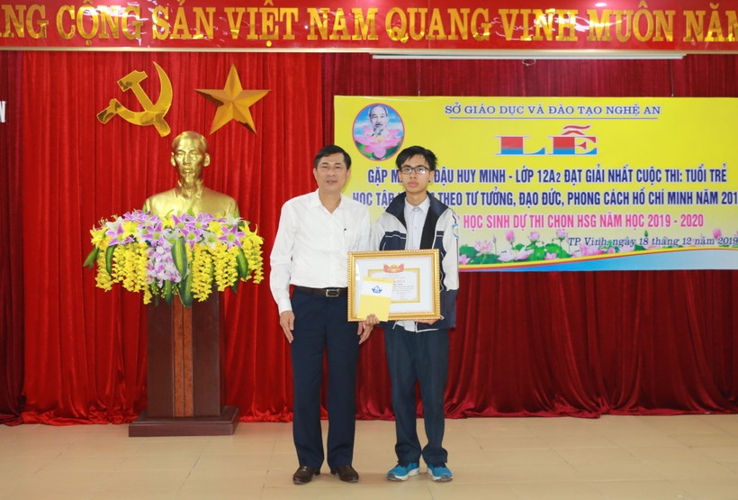 Giám đốc Sở GD&ĐT Nghệ An ông Thái Văn Thành trao thưởng cho em Đậu Huy Minh