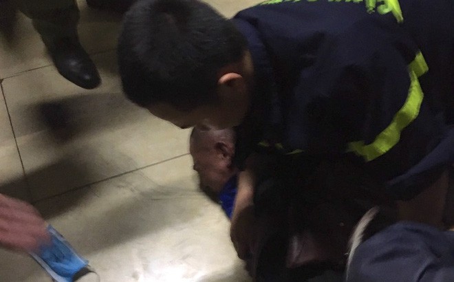 Lực lượng chức năng bắt giữ Nguyễn Văn Hội có hành vi đốt phòng bệnh, đánh đập nữ điều dưỡng