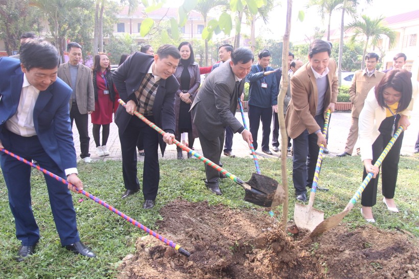 Nghệ An: Phát động tết trồng cây, xây dựng trường học xanh sạch đẹp