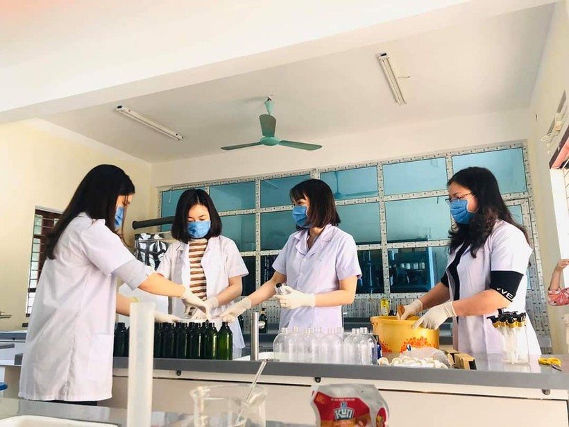 Giáo viên trường Dân tộc nội trú sản xuất nước rửa tay sát khuẩn cho học sinh