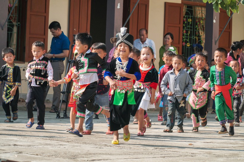 Học sinh Trường Tiểu học Nậm Cắn 1 (huyện Kỳ Sơn, Nghệ An) háo hức mặc trang phục truyền thống đi tựu trường