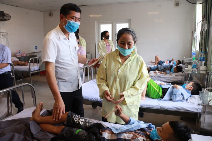 Ông Thái Văn Thành - Giám đốc Sở GD&ĐT động viên, hỏi thăm sức khỏe học sinh bị ong đốt