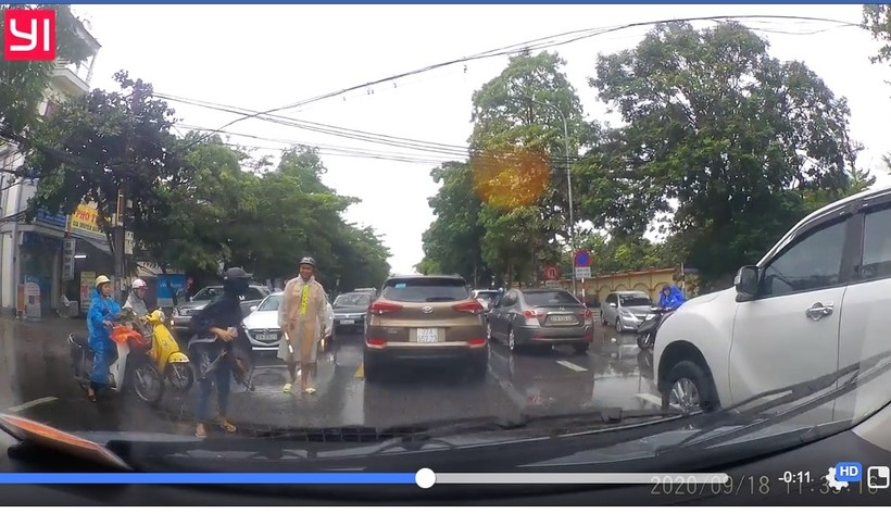 Hình ảnh em học sinh mang đôi dép tổ ong tặng chú cảnh sát giao thông rồi nhanh chóng rời đi tại TP Vinh, Nghệ An.
