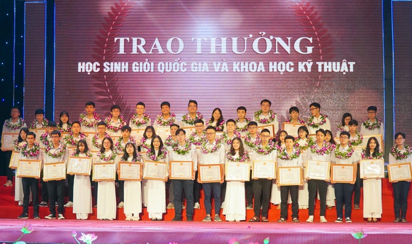 Nghệ An tuyên dương 119 học sinh đạt giải quốc tế, quốc gia và điểm cao thi Tốt nghiệp THPT năm 2020.