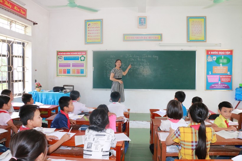 Giờ học của cô trò Trường Tiểu học Quỳnh Hậu - một trong số trường nằm trong kế hoạch sáp nhập tiểu học và THCS của huyện Quỳnh Lưu, Nghệ An.