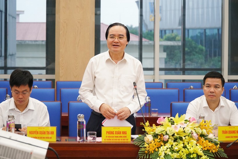 Bộ trưởng Bộ GD&ĐT Phùng Xuân Nhạ phát biểu tại buổi làm việc với tỉnh Nghệ An