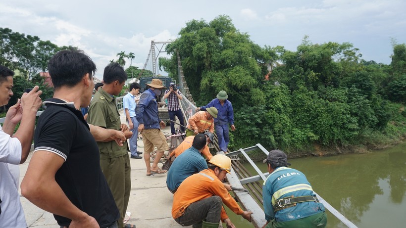 Ngày 5/10, cơ quan chức năng đang cho tu sửa, gia cố cầu treo Chợ Chùa - nơi xảy ra vụ tai nạn 5 người tử vong (huyện Tahnh Chương, Nghệ An)