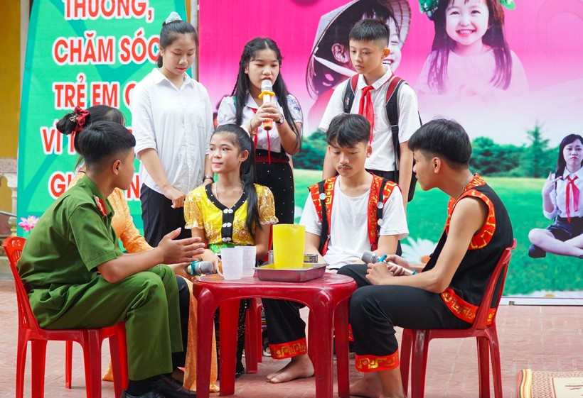 Học sinh Trường THCS Hạnh Thiết (huyện Quỳ Châu, Nghệ An) sân khấu hóa tuyên truyền phòng chống tảo hôn, hôn nhân cận huyết.