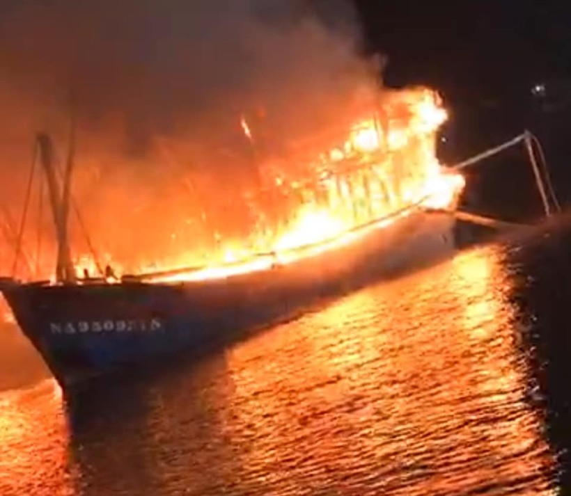 Tàu cá của ngư dân neo tại cảng Lạch Quèn (Quỳnh Lưu, Nghệ An) bốc cháy dữ dội