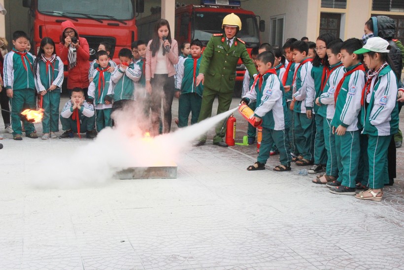 Trường học tại Nghệ An phối hợp với lực lượng công an dạy kỹ năng phòng cháy, chữa cháy cơ bản cho học sinh