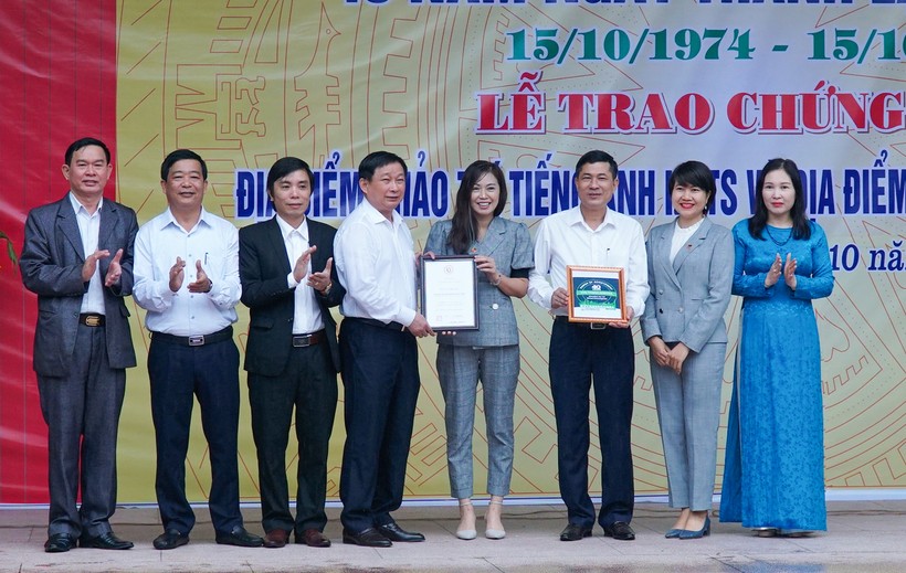 Trao giấy chứng nhận địa điểm khảo thí IELTS và Tiếng Nhật JLCAT cho Trường THPT chuyên Phan Bội Châu.