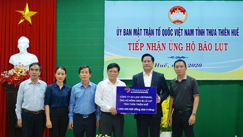 Đại diện Công ty Du lịch Vietravel ủng hộ 1 tỷ đồng cho người dân tỉnh Thừa Thiên – Huế