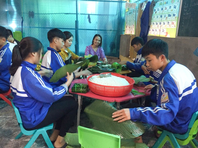 Học sinh, giáo viên Trường THPT Nguyễn Cảnh Chân (huyện Thanh Chương, Nghệ An" gói bánh chưng gửi cho bà con vùng lũ.