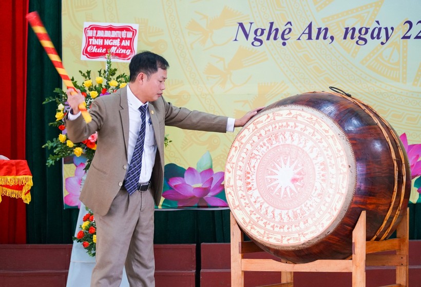 Ông Phạm Hữu Truyền - Hiệu trưởng Trường ĐH Sư phạm Kỹ thuật Vinh đánh trống khai giảng năm học 2020 -2021.