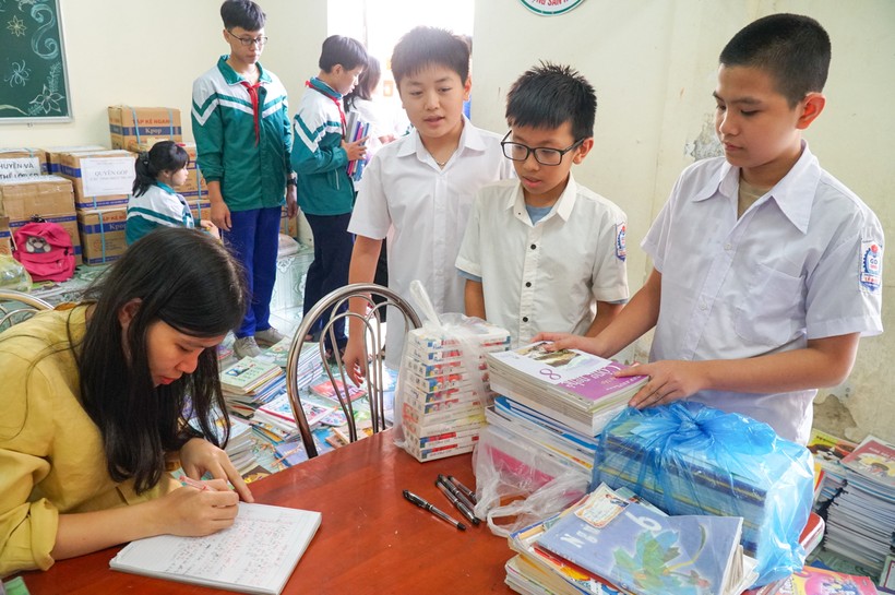 Học sinh Trường THCS Lê Mao (TP Vinh, Nghệ An) đem sách vở, bút đến trường để gửi tặng bạn bè vùng lũ.
