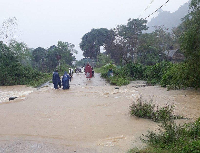 Nước sông hồ, khe suối dâng cao gây ngập cầu tràn tại xã Lục Dạ, huyện Con Cuông, Nghệ An.
