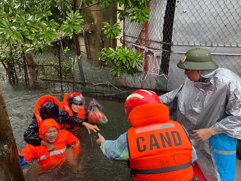 Lực lượng chức năng TP Vinh (Nghệ An) sơ tán người dân khối 13 phường Bến Thủy khỏi nhà bị ngập sâu