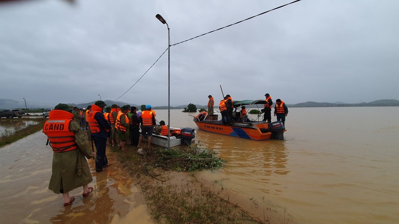 Lực lượng cứu hộ dùng xuồng, cano tiếp cận các khu vực bị cô lập do nước lũ tại Nghệ An.