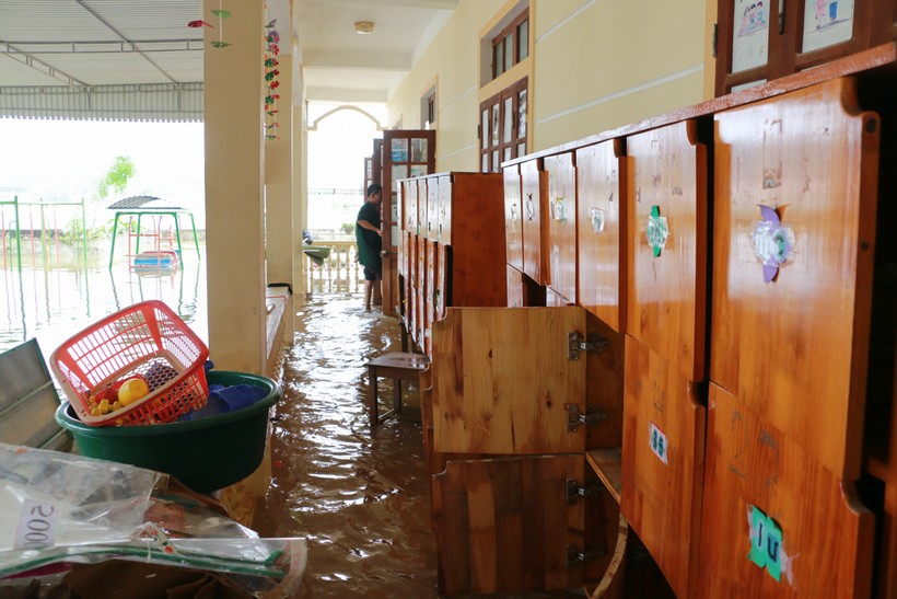 Trường Mầm non Thanh Hà (huyện Thanh Chương, Nghệ An) vẫn đang ngập sâu trong nước