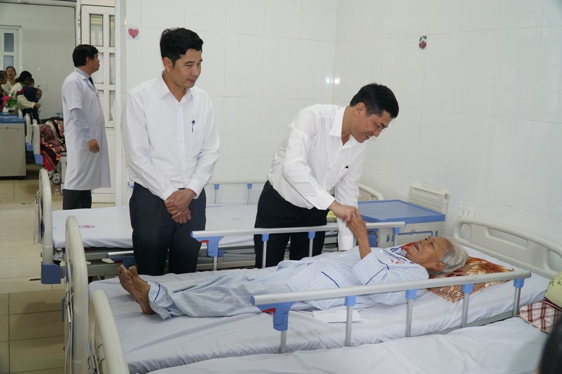 Lãnh đạo Sở GD&ĐT thăm hỏi nhà giáo đang điều trị tại Bệnh viện Y học cổ truyền Nghệ An.