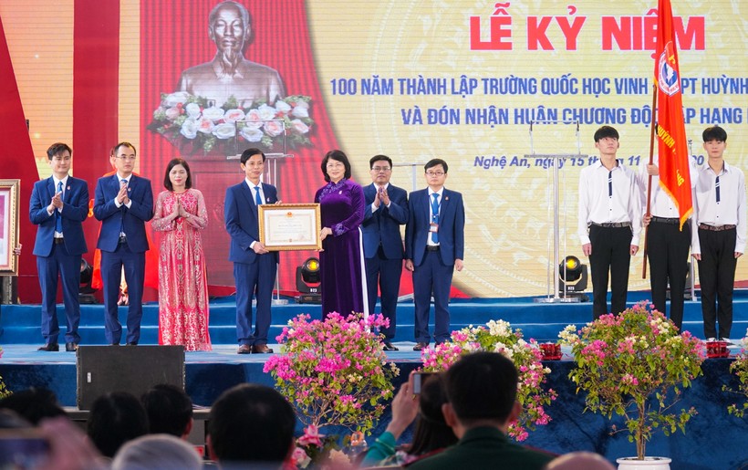 Phó Chủ tịch nước Đặng Thị Ngọc Thịnh trao Huân chương Độc lập hạng Nhì cho Trường Quốc học Vinh - THTP Huỳnh Thúc Kháng.