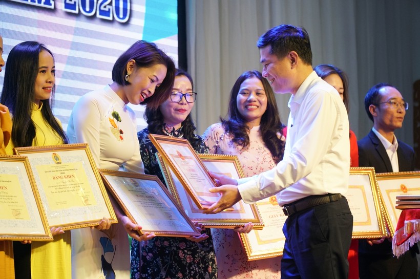Giám đốc Sở GD&ĐT Nghệ An trao giấy khen cho giáo viên đạt giải Nhất hội thi theo từng bộ môn