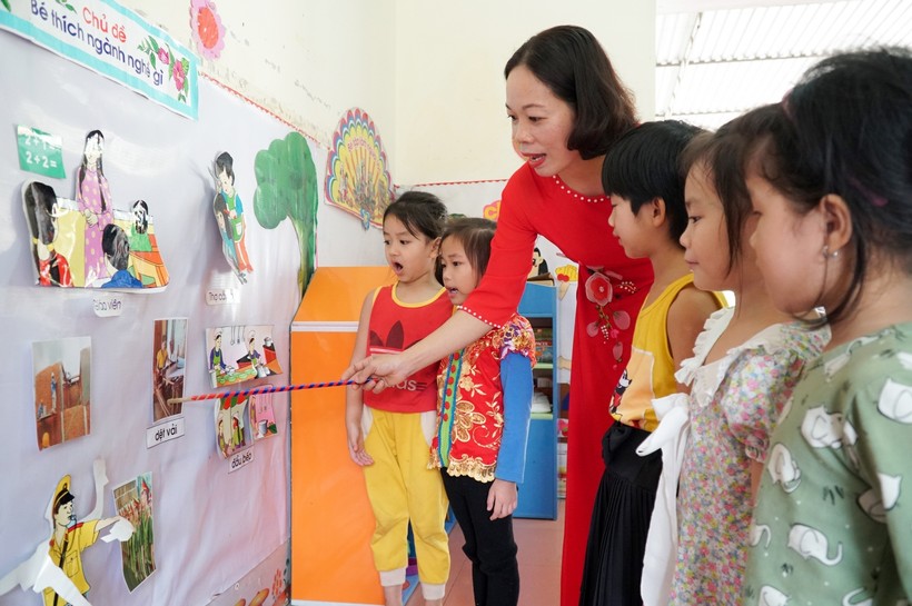 Cô giáo Trường Mầm non Yên Khê, huyện Con Cuông, Nghệ An dạy tiếng Việt cho trẻ qua hình ảnh.