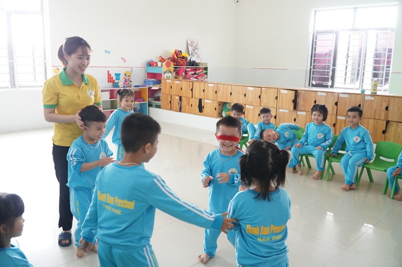 Giờ hoạt động trò chơi của cô giáo và trẻ Trường Mầm non Thanh Xuân (thị xã Hoàng Mai, Nghệ An).